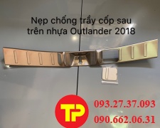 nẹp chống trầy cốp sau trên nhựa outlander 2018