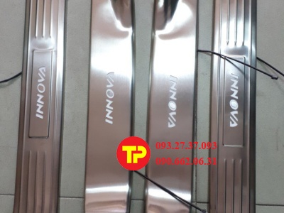 nẹp bước chân có đèn phần nhựa innova 2017